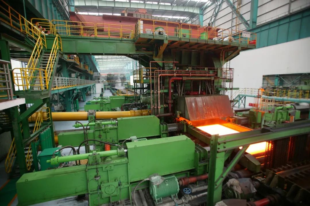 近日，河鋼舞鋼公司研發(fā)的新產(chǎn)品抗HIC腐蝕、大厚度超低溫用鋼09MnNiDR（HIC）鋼板全部交付客戶(hù)，回廠(chǎng)復檢性能100%合格，獲得用戶(hù)高度評價(jià)。該鋼種為開(kāi)發(fā)的新鋼種，可以平替進(jìn)口，將獨家用于國內某大型石化項目關(guān)鍵設備制造。