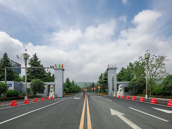 河鋼集團舞陽(yáng)鋼鐵公司是我國寬厚鋼板生產(chǎn)科研基地。擁有4100mm+4100mm和4200mm+4300mm兩條技術(shù)先進(jìn)的雙機架寬厚鋼板生產(chǎn)線(xiàn)，配套有國內寬厚板行業(yè)優(yōu)勢明顯的鋼錠模鑄線(xiàn)及鋼板熱處理設施，具有雄厚的研發(fā)制造實(shí)力。具有年產(chǎn)鋼500萬(wàn)噸、寬厚鋼板360萬(wàn)噸、銷(xiāo)售收入200億元的綜合實(shí)力。