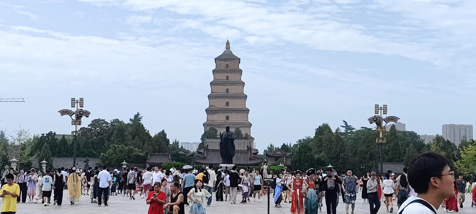 西安是國務(wù)院公布的首批國家歷史文化名城，有西周、秦、西漢、唐等在內的13個(gè)朝代在此建都，是世界四大古都之一，中國古都學(xué)會(huì )認定的中國建都朝代最多、帝都歷史最長(cháng)的古都。曾經(jīng)作為中國首都和政治、經(jīng)濟、文化中心長(cháng)達1100多年。旅游景點(diǎn)有秦始皇兵馬俑博物館、大雁塔、陜西歷史博物館、華清池景區、碑林博物館等