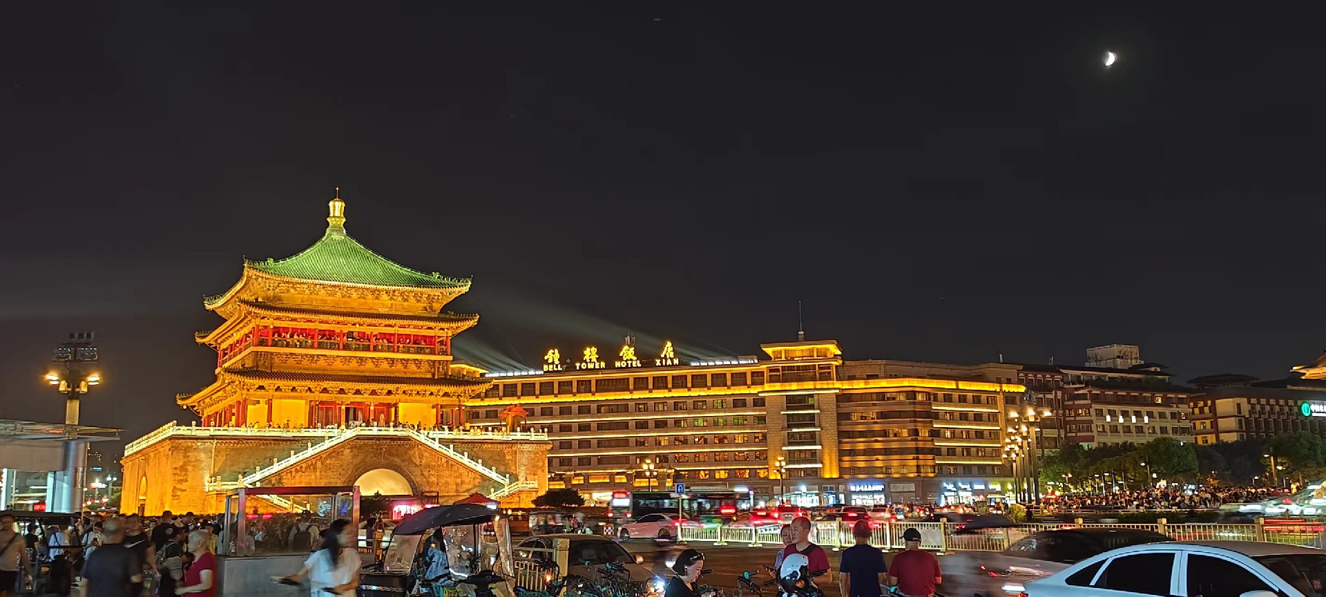 西安是國務(wù)院公布的首批國家歷史文化名城，有西周、秦、西漢、唐等在內的13個(gè)朝代在此建都，是世界四大古都之一，中國古都學(xué)會(huì )認定的中國建都朝代最多、帝都歷史最長(cháng)的古都。曾經(jīng)作為中國首都和政治、經(jīng)濟、文化中心長(cháng)達1100多年。旅游景點(diǎn)有秦始皇兵馬俑博物館、大雁塔、陜西歷史博物館、華清池景區、碑林博物館等