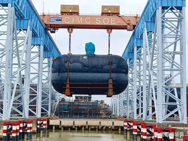 近日，南通中集太平洋海洋工程有限公司（以下簡(jiǎn)稱(chēng)“CIMC SOE”）為舟山長(cháng)宏國際船舶修造有限公司(以下簡(jiǎn)稱(chēng)“長(cháng)宏國際”)建造的7500立方堆疊式LNG雙耳船用燃料罐一、二船套（T154/155）順利裝船發(fā)運。該燃料罐后續將安裝在11500TEU集裝箱船上。在該燃料罐制造過(guò)程中，河鋼集團舞鋼公司生產(chǎn)的1357噸性能9Ni鋼板獨家用于該燃料罐制造。