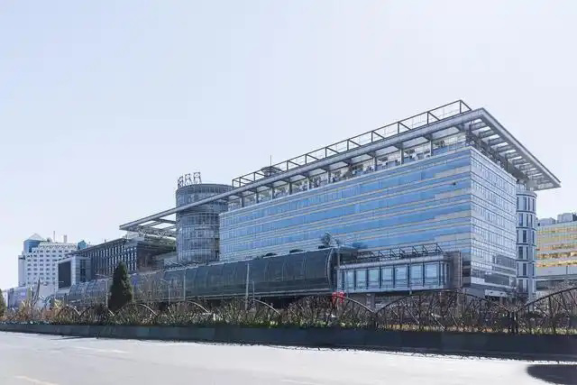 鋼鐵行業(yè)是全球工業(yè)體系中的重要支柱之一,其產(chǎn)品廣泛應用于基礎設施建設、機械制造、汽車(chē)工業(yè)等領(lǐng)域。隨著(zhù)全球工業(yè)化進(jìn)程的不斷深入,鋼鐵行業(yè)呈現出國際化競爭格局。在眾多鋼鐵制造企業(yè)中,有6家公司以其出色的經(jīng)營(yíng)業(yè)績(jì)和強大的市場(chǎng)地位脫穎而出,成為了世界鋼鐵制造業(yè)的領(lǐng)軍企業(yè)。