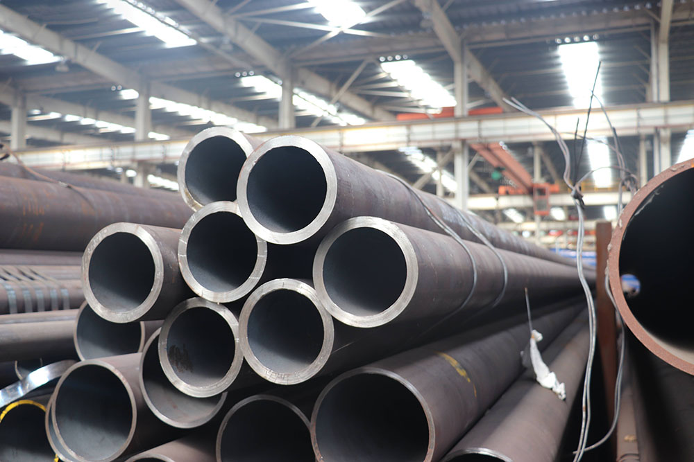 無(wú)縫管是一種具有中空截面、周邊沒(méi)有接縫的長(cháng)條鋼材。鋼管具有中空截面，大量用作輸送流體的管道，如輸送石油、天然氣、煤氣、水及某些固體物料的管道等。鋼管與圓鋼等實(shí)心鋼材相比，在抗彎抗扭強度相同時(shí)，重量較輕，是一種經(jīng)濟截面鋼材，廣泛用于制造結構件和機械零件，如石油鉆桿、汽車(chē)傳動(dòng)軸、自行車(chē)架以及建筑施工中用的鋼腳手架等。用鋼管制造環(huán)形零件，可提高材料利用率，簡(jiǎn)化制造工序，節約材料和加工工時(shí)，如滾動(dòng)軸承套圈、千斤頂套等，目前已廣泛用鋼管來(lái)制造。鋼管還是各種常規武器不可缺少的材料，槍管、炮筒等都要鋼管來(lái)制造。鋼管按橫截面積形狀的不同可分為圓管和異型管。由于在周長(cháng)相等的條件下，圓面積大，用圓形管可以輸送更多的流體。此外，圓環(huán)截面在承受內部或外部徑向壓力時(shí)，受力較均勻，因此，絕大多數鋼管是圓管。