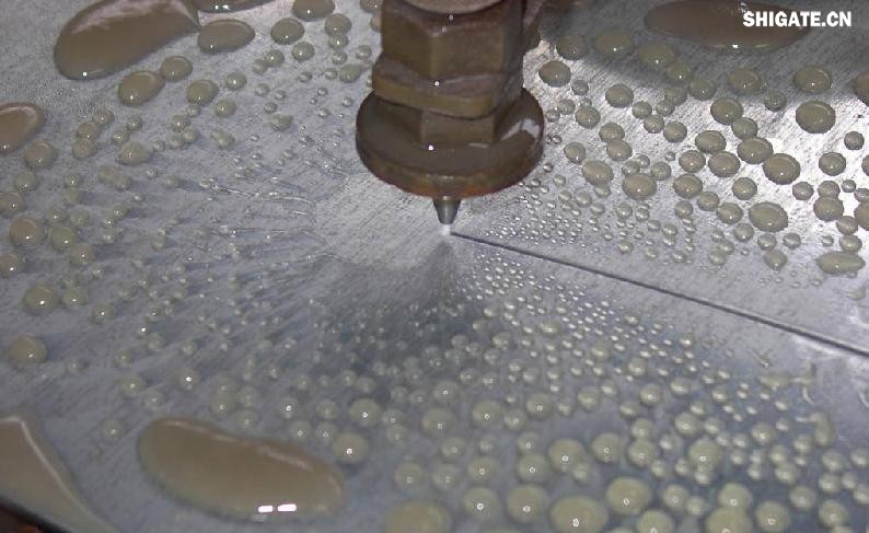 在工業(yè)生產(chǎn)中，鋼板切割是一項至關(guān)重要的工藝，廣泛應用于機械制造、建筑、橋梁建設等多個(gè)領(lǐng)域。為了滿(mǎn)足不同項目的需求，鋼板切割采用了多種加工方式。本文將詳細介紹鋼板切割中常見(jiàn)的幾種加工方式，包括火焰切割、激光切割、等離子切割、水刀切割以及機械切割等。    一、火焰切割    火焰切割是利用氧氣和乙炔的燃燒產(chǎn)生的高溫火焰來(lái)切割鋼板的一種加工方式。在切割過(guò)程中，火焰將鋼板局部加熱至熔化狀態(tài)，同時(shí)氧氣流將熔化的金屬吹走，形成切口?；鹧媲懈钤O備相對簡(jiǎn)單，成本低廉，適用于切割厚度較大的鋼板。然而，由于切割過(guò)程中產(chǎn)生的熱影響區較大，易導致鋼板變形和材質(zhì)變化，因此精度和表面質(zhì)量相對較低。          二、激光切割    激光切割是利用高功率密度的激光束照射鋼板表面，使鋼板迅速熔化、汽化或達到點(diǎn)燃點(diǎn)，同時(shí)以高速氣流將熔化或燃燒的金屬吹走，形成切口。激光切割具有切割速度快、精度高、熱影響區小等優(yōu)點(diǎn)，特別適用于切割薄板和中厚板。此外，激光切割還能實(shí)現自動(dòng)化和智能化生產(chǎn)，提高生產(chǎn)效率。            三、等離子切割    等離子切割是利用高溫、高速度的等離子氣體流對鋼板進(jìn)行切割的一種加工方式。在切割過(guò)程中，等離子氣體流將鋼板局部熔化，并通過(guò)氣流將熔化的金屬吹走。等離子切割適用于切割中厚板和厚板，具有切割速度快、熱影響區小、切口平整等優(yōu)點(diǎn)。然而，等離子切割設備的成本較高，維護也相對復雜。    四、水刀切割    水刀切割是利用高壓水流對鋼板進(jìn)行切割的一種加工方式。在切割過(guò)程中，高壓水流將鋼板局部沖蝕，形成切口。水刀切割具有切割精度高、表面質(zhì)量好、無(wú)熱影響區等優(yōu)點(diǎn)，特別適用于切割薄板和對表面質(zhì)量要求較高的項目。此外，水刀切割還能實(shí)現綠色生產(chǎn)，減少環(huán)境污染。    五、機械切割    機械切割是利用切割機械對鋼板進(jìn)行切割的一種加工方式，如鋸床切割、銑床切割等。機械切割適用于切割各種厚度和材質(zhì)的鋼板，具有切割精度高、切口平整、適應性強等優(yōu)點(diǎn)。然而，機械切割的速度相對較慢，生產(chǎn)效率較低，且對于較厚的鋼板，切割難度較大。            在選擇鋼板切割加工方式時(shí)，需要根據項目的具體需求、鋼板的厚度和材質(zhì)、生產(chǎn)效率和成本等因素進(jìn)行綜合考慮。對于要求高精度、高表面質(zhì)量的切割項目，激光切割和水刀切割是較為理想的選擇；對于切割厚度較大、對表面質(zhì)量要求不高的項目，火焰切割和等離子切割則更具優(yōu)勢；而對于需要靈活應對各種切割需求的場(chǎng)景，機械切割則是一種可靠的選擇。    總之，隨著(zhù)科技的不斷進(jìn)步和工業(yè)生產(chǎn)的不斷發(fā)展，鋼板切割加工方式也在不斷創(chuàng  )新和完善。了解各種加工方式的優(yōu)缺點(diǎn)，并根據實(shí)際需求選擇合適的加工方式，對于提高鋼板切割的質(zhì)量和效率具有重要意義。