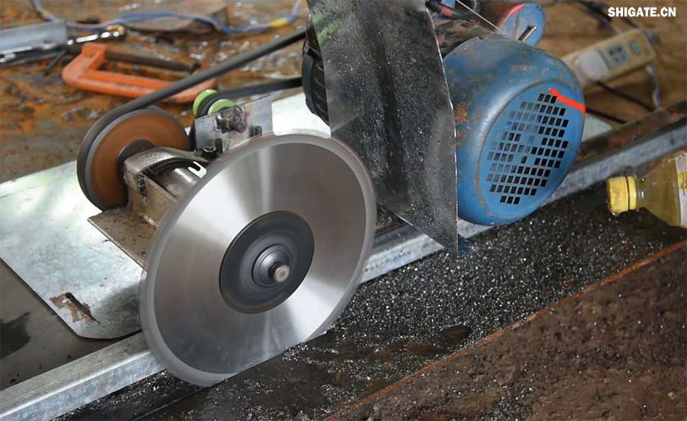 在工業(yè)生產(chǎn)中，鋼板切割是一項至關(guān)重要的工藝，廣泛應用于機械制造、建筑、橋梁建設等多個(gè)領(lǐng)域。為了滿(mǎn)足不同項目的需求，鋼板切割采用了多種加工方式。本文將詳細介紹鋼板切割中常見(jiàn)的幾種加工方式，包括火焰切割、激光切割、等離子切割、水刀切割以及機械切割等。    一、火焰切割    火焰切割是利用氧氣和乙炔的燃燒產(chǎn)生的高溫火焰來(lái)切割鋼板的一種加工方式。在切割過(guò)程中，火焰將鋼板局部加熱至熔化狀態(tài)，同時(shí)氧氣流將熔化的金屬吹走，形成切口?；鹧媲懈钤O備相對簡(jiǎn)單，成本低廉，適用于切割厚度較大的鋼板。然而，由于切割過(guò)程中產(chǎn)生的熱影響區較大，易導致鋼板變形和材質(zhì)變化，因此精度和表面質(zhì)量相對較低。          二、激光切割    激光切割是利用高功率密度的激光束照射鋼板表面，使鋼板迅速熔化、汽化或達到點(diǎn)燃點(diǎn)，同時(shí)以高速氣流將熔化或燃燒的金屬吹走，形成切口。激光切割具有切割速度快、精度高、熱影響區小等優(yōu)點(diǎn)，特別適用于切割薄板和中厚板。此外，激光切割還能實(shí)現自動(dòng)化和智能化生產(chǎn)，提高生產(chǎn)效率。            三、等離子切割    等離子切割是利用高溫、高速度的等離子氣體流對鋼板進(jìn)行切割的一種加工方式。在切割過(guò)程中，等離子氣體流將鋼板局部熔化，并通過(guò)氣流將熔化的金屬吹走。等離子切割適用于切割中厚板和厚板，具有切割速度快、熱影響區小、切口平整等優(yōu)點(diǎn)。然而，等離子切割設備的成本較高，維護也相對復雜。    四、水刀切割    水刀切割是利用高壓水流對鋼板進(jìn)行切割的一種加工方式。在切割過(guò)程中，高壓水流將鋼板局部沖蝕，形成切口。水刀切割具有切割精度高、表面質(zhì)量好、無(wú)熱影響區等優(yōu)點(diǎn)，特別適用于切割薄板和對表面質(zhì)量要求較高的項目。此外，水刀切割還能實(shí)現綠色生產(chǎn)，減少環(huán)境污染。    五、機械切割    機械切割是利用切割機械對鋼板進(jìn)行切割的一種加工方式，如鋸床切割、銑床切割等。機械切割適用于切割各種厚度和材質(zhì)的鋼板，具有切割精度高、切口平整、適應性強等優(yōu)點(diǎn)。然而，機械切割的速度相對較慢，生產(chǎn)效率較低，且對于較厚的鋼板，切割難度較大。            在選擇鋼板切割加工方式時(shí)，需要根據項目的具體需求、鋼板的厚度和材質(zhì)、生產(chǎn)效率和成本等因素進(jìn)行綜合考慮。對于要求高精度、高表面質(zhì)量的切割項目，激光切割和水刀切割是較為理想的選擇；對于切割厚度較大、對表面質(zhì)量要求不高的項目，火焰切割和等離子切割則更具優(yōu)勢；而對于需要靈活應對各種切割需求的場(chǎng)景，機械切割則是一種可靠的選擇。    總之，隨著(zhù)科技的不斷進(jìn)步和工業(yè)生產(chǎn)的不斷發(fā)展，鋼板切割加工方式也在不斷創(chuàng  )新和完善。了解各種加工方式的優(yōu)缺點(diǎn)，并根據實(shí)際需求選擇合適的加工方式，對于提高鋼板切割的質(zhì)量和效率具有重要意義。