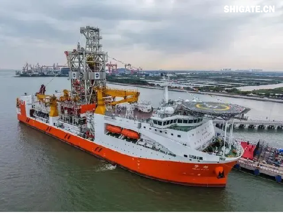 我國自主設計建造的首艘大洋鉆探船“夢(mèng)想”號于2024年11月17日在廣州正式入列，標志著(zhù)我國深海探測關(guān)鍵技術(shù)裝備取得重大突破?！皦?mèng)想”號鉆采系統居國際領(lǐng)先水平，鉆深可達11000米，具備4種鉆探模式和3種取芯方式，有望助力科學(xué)家實(shí)現“打穿地殼、進(jìn)入地球深部”的夢(mèng)想，為我國實(shí)施深海資源勘探、關(guān)鍵技術(shù)裝備研發(fā)以及科學(xué)家開(kāi)展大洋科學(xué)鉆探研究提供重大平臺支撐。在項目建設過(guò)程中，為了滿(mǎn)足其核心部位——船舶換熱器、制冷系統制造用鋼需求，舞鋼公司發(fā)揮專(zhuān)業(yè)技術(shù)優(yōu)勢，制訂特殊的工藝方案：在冶煉環(huán)節創(chuàng  )新冶煉工藝，嚴控鋼水內部夾雜物；在軋制和熱處理環(huán)節創(chuàng  )新實(shí)施3項獨有的工藝，確保了鋼板各項性能指標完全滿(mǎn)足使用要求，且比普通合同提前10天交貨。 