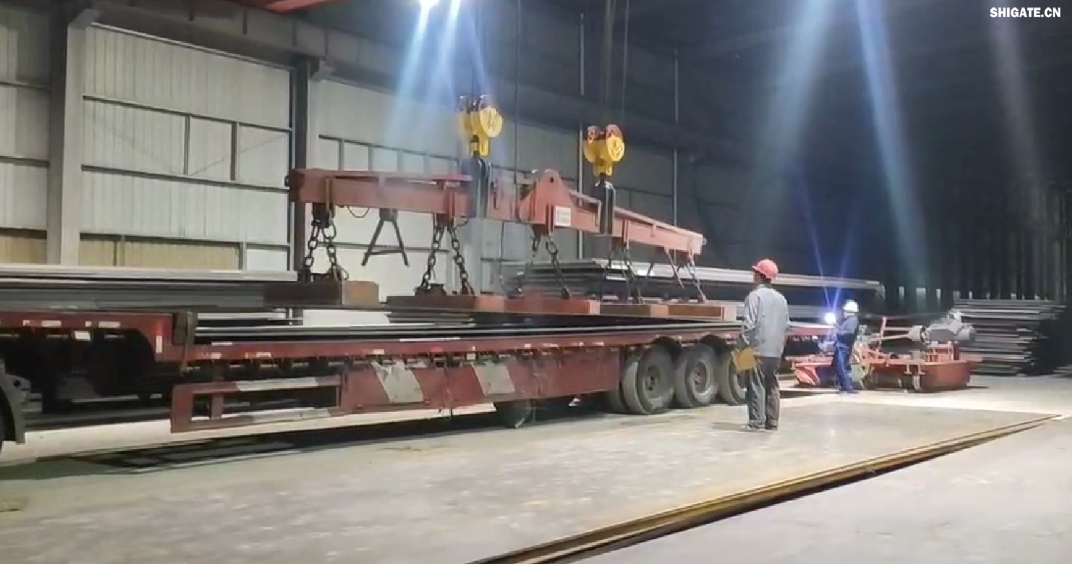 對于邁入2024年的鋼材市場(chǎng)而言，哪些因素是確定的？哪些因素是不確定的？  從需求來(lái)看，2024年，國內宏觀(guān)經(jīng)濟繼續恢復向好，總體保持回升態(tài)勢，各項涉鋼指標轉暖預期強烈。在此背景下，預計鋼材需求總量（含出口）穩定增長(cháng)的態(tài)勢不會(huì )改變。為實(shí)現新年“開(kāi)門(mén)紅”，新的刺激政策有望加速出臺，再加上穩增長(cháng)政策措施效應延續，預計2024年第1季度鋼材需求表現不會(huì )太差。  根據2023年11月份全國PMI（采購經(jīng)理指數）顯示，生產(chǎn)指數持續擴張，耗鋼行業(yè)指標處于高位水平；建筑業(yè)商務(wù)活動(dòng)指數高位增長(cháng)，建筑業(yè)施工進(jìn)度繼續加快等，這些因素在一定程度上預示著(zhù)開(kāi)年鋼材需求向好的態(tài)勢。樂(lè )觀(guān)來(lái)看，2024年第1季度需求有同比增長(cháng)3%的可能。