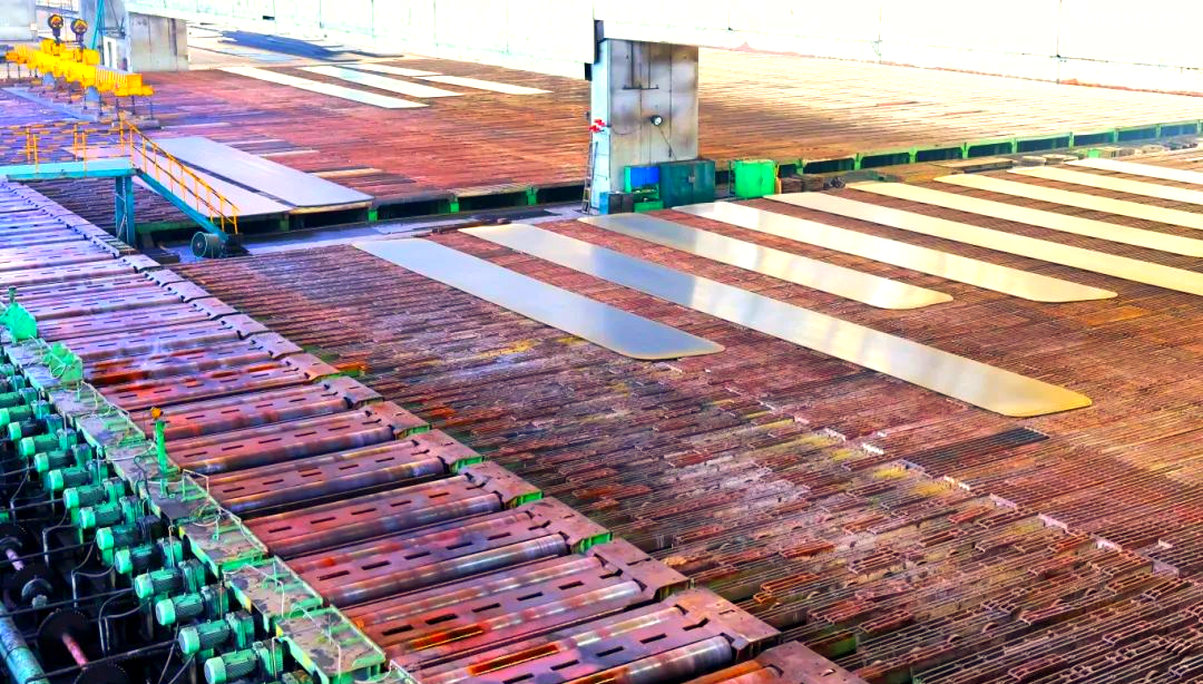 260余種寬厚板產(chǎn)品成功替代進(jìn)口或按國外標準生產(chǎn)，多個(gè)品種填補國內空白并獨家供貨，更有40余種遠銷(xiāo)海外。舞鋼公司不僅主導制定了臨氫設備用鉻鉬合金鋼板等十余項國家標準，還榮獲國家科學(xué)技術(shù)進(jìn)步獎一等獎2項、二等獎1項，省部級科技進(jìn)步獎更是數不勝數。自創(chuàng  )立以來(lái)，河鋼集團舞鋼公司便深耕寬厚板研發(fā)制造，打造出響亮的民族品牌，穩坐椅子。