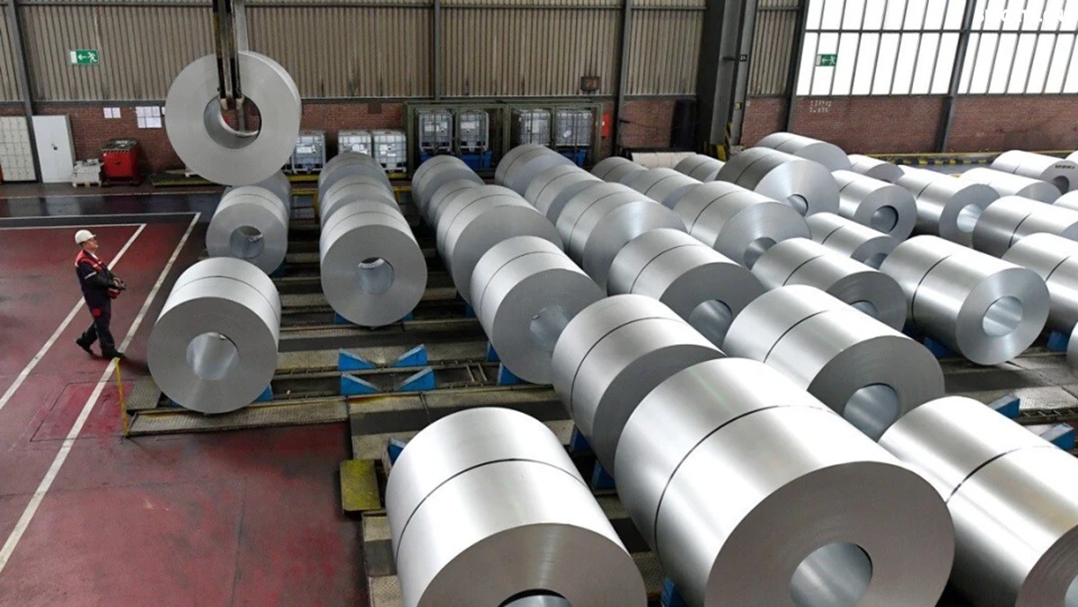 你聽(tīng)說(shuō)過(guò)歐洲"鋼鐵心臟"萎縮的消息嗎？為什么曾經(jīng)強大的歐盟鋼鐵產(chǎn)業(yè)如今正在迅速崩塌？特朗普政府重啟的25%鋼鐵關(guān)稅究竟給歐洲造成了多大沖擊？在全球貿易保護主義重燃的今天，歐盟的慘痛教訓對中國有何警示意義？數據顯示，2025年一季度，歐盟對美鋼鐵出口同比驟降42%，損失約150萬(wàn)噸訂單和45億歐元收入。與此同時(shí)，中國鋼鐵卻逆勢增長(cháng)，2024年出口量突破1.11億噸，創(chuàng  )下8年來(lái)新高。這背后有哪些產(chǎn)業(yè)鏈布局的深層差異？中國又該如何從歐盟的失敗中吸取經(jīng)驗，打贏(yíng)未來(lái)全球貿易的三大突圍戰？