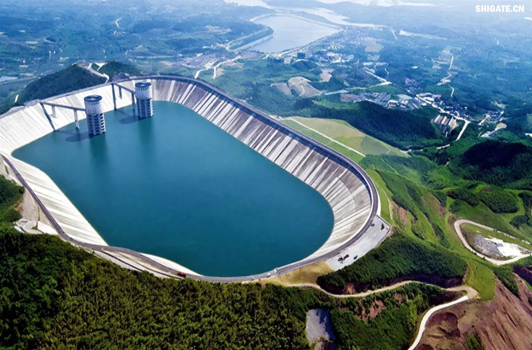 近日，舞鋼公司研制生產(chǎn)的一批340mm厚Q500D-Z35水電鋼板成功交付客戶(hù)，將用于國家水電項目——垣曲抽水蓄能電站關(guān)鍵部位建設。該批次產(chǎn)品在厚度規格與性能特性方面實(shí)現突破，為我國水電工程關(guān)鍵部位建設提供了堅實(shí)材料保障，獲得用戶(hù)好評。