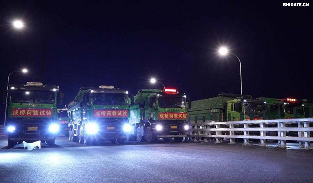 6月16日22時(shí)，大跨度斜拉橋——常泰長(cháng)江大橋燈火通明，車(chē)聲轟鳴，一場(chǎng)通車(chē)前的“極限挑戰”正緊張進(jìn)行。30輛總重達1200噸的四軸加載車(chē)，分批列隊駛上橋面預先劃定的?？奎c(diǎn)，并由提前布置在橋梁各關(guān)鍵部位的869個(gè)傳感器開(kāi)展實(shí)時(shí)監測，采集測試數據。由此，大橋跨江公鐵合建段主橋橋梁荷載試驗全面啟動(dòng)。