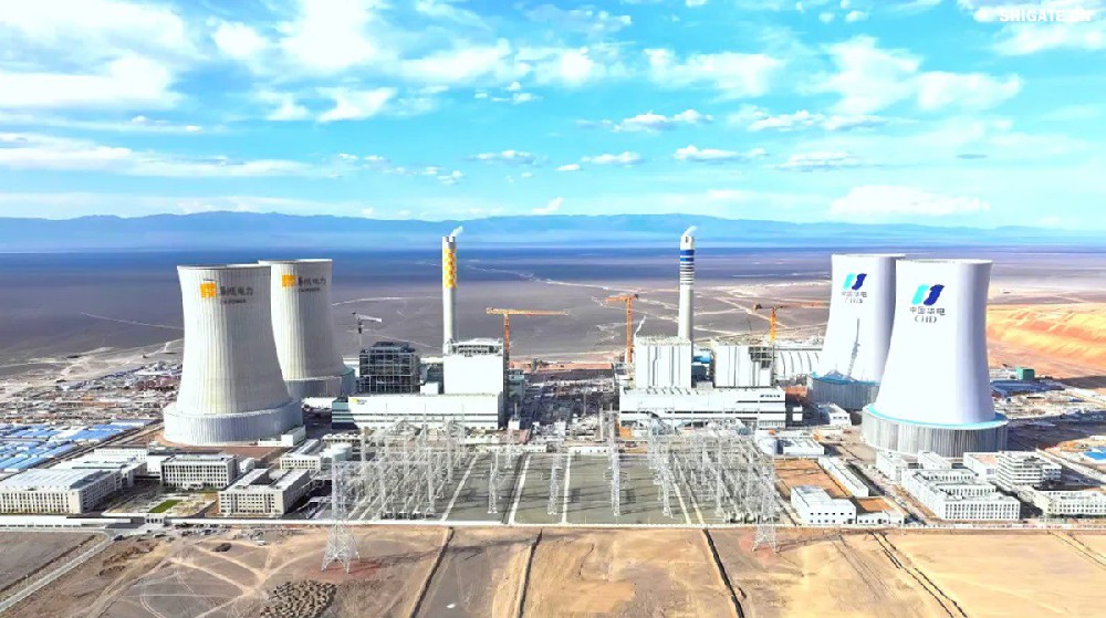 9月4日，我國“沙戈荒”新能源外送基地——新疆華電哈密2×100萬(wàn)千瓦煤電項目建成投產(chǎn)，經(jīng)過(guò)為期半個(gè)多月試運行，狀況良好。在該項目建設過(guò)程中，河鋼集團舞鋼公司容器鋼板替代進(jìn)口，獨家用于項目所需國內首批100萬(wàn)千瓦高效超超臨界純燃新疆高堿煤鍋爐等核心設備的制作，為國家重點(diǎn)新能源項目建設作出突出貢獻。