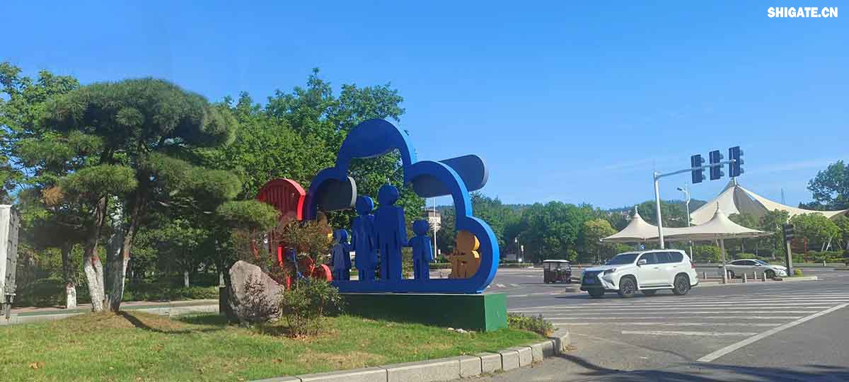 城市綠化美化突出高質(zhì)量。舞鋼市先后組織實(shí)施了四期綠化基礎工程:拆墻透綠工程；庭院綠化工程；市區主干道和兩側風(fēng)景林綠化工程。興建了迎賓廣場(chǎng)、建中廣場(chǎng)、礦山文化廣場(chǎng)、翠竹園、奮飛廣場(chǎng)、鑫源廣場(chǎng)、桃花園等13處廣場(chǎng)游園，有38個(gè)單位達到省級庭院綠化標準。市區綠地面積由創(chuàng  )建前的5.6萬(wàn)平方米增至現在的212.8萬(wàn)平方米。人均公共綠地面積由創(chuàng  )建前的0.6平方米增至現在的21.28平方米。城市綠地覆蓋面積達3.91平方公里，綠化覆蓋率達35.55％，綠地率達34.15％，居河南省縣市之首，極大地改善了城市環(huán)境，滿(mǎn)足了城市居民休息、娛樂(lè )的需要。  城市夜間景觀(guān)突出高檔次。實(shí)施城市道路燈光工程，全市共安裝各種型號禮花燈160余盞，建筑輪廓霓虹燈、單位名稱(chēng)霓虹燈270多處，臨街酒店、門(mén)店霓虹燈、燈箱等359處，投入資金總計1200多萬(wàn)元。初步形成了行政中心莊重大方，城市主干道華麗輝煌，文化娛樂(lè )區浪漫溫馨，街道小巷流光溢彩的城市燈光景觀(guān)體系。2005年年底市政府又投資400多萬(wàn)元實(shí)施了餐飲一條街霓虹燈工程和彩色音樂(lè )水幕噴泉工程，其中音樂(lè )水幕噴泉的長(cháng)度和高度均為中原之最。