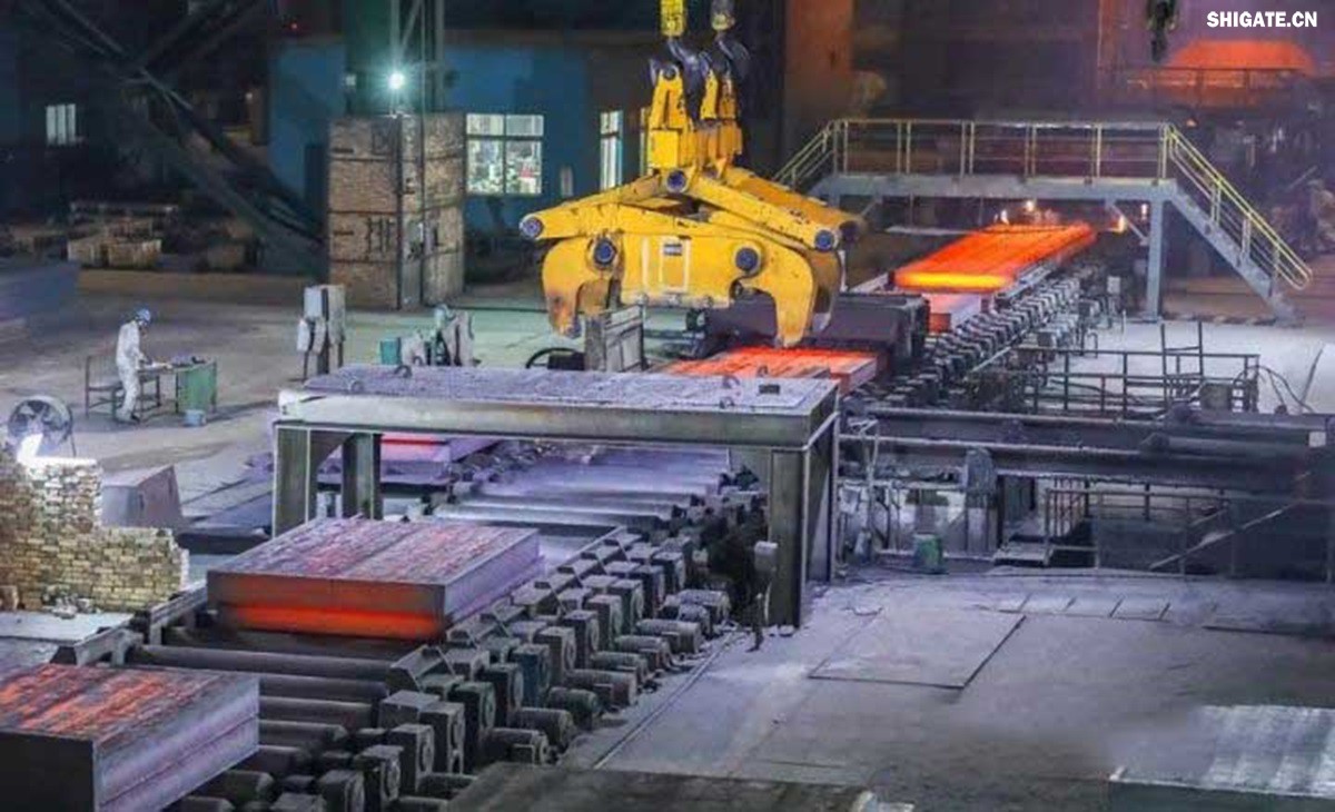 河鋼舞鋼積極發(fā)揮技術(shù)優(yōu)勢，打造更多“單打冠軍”產(chǎn)品。成立高難要求SA516Gr70小微攻關(guān)團隊，采用專(zhuān)用成分設計、一體化特殊工藝，攻克相關(guān)技術(shù)難題，不斷提高產(chǎn)品質(zhì)量，研發(fā)出更高技術(shù)含量的高附加值產(chǎn)品，滿(mǎn)足客戶(hù)的個(gè)性化需求。在今年5月，河鋼舞鋼為客戶(hù)研發(fā)出厚度203mm、技術(shù)含量在當時(shí)均創(chuàng  )同類(lèi)鋼板之更的高性能SA516Gr70，助力我國重點(diǎn)PTA（精對苯二甲酸）項目建設。短短三個(gè)月，便再次實(shí)現突破，成功生產(chǎn)304mm厚SA516Gr70鋼板，實(shí)現高難要求容器用鋼SA516Gr70從8mm到304mm厚度規格的全覆蓋。鋼板具備優(yōu)良沖擊溫度性能，可廣泛應用于常溫到零下52攝氏度的環(huán)境，耐高溫模焊時(shí)間可達26小時(shí)。產(chǎn)品不僅在重點(diǎn)工程項目得到應用，還遠銷(xiāo)海外，獲得市場(chǎng)高度認可。